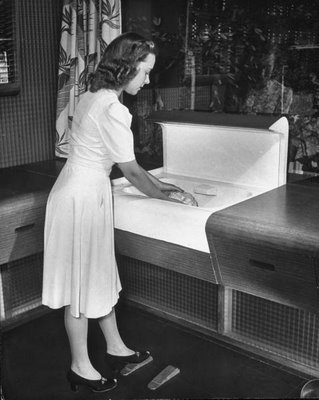 Illustration for article titled Tomorrow's Kitchen (1943)